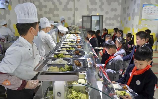 加快推進學校食堂“明廚亮灶”全覆蓋，維護舌尖上的安全